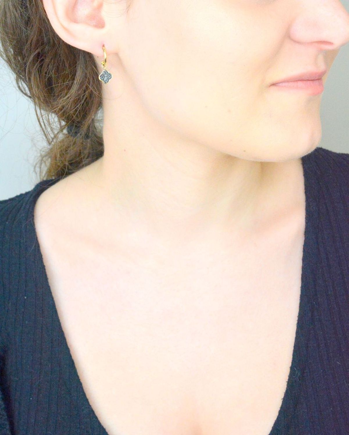 Kolczyki złote damskie wiszące koniczyny z czarnymi diamentami. Kolczyki złote kółka z koniczynką 0,15ct72 black 0067580011. Kolczyki złote koniczyna 1.jpg